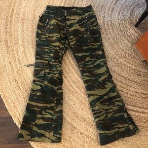 Saga outerwear Camo ski pants size small